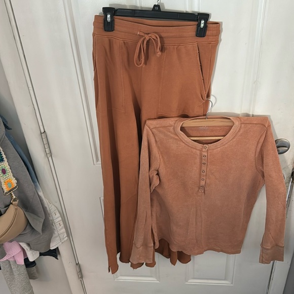 aerie Tops - Aerie 2 piece comfy outfit just a FYI the shirt is a little lighter in color!